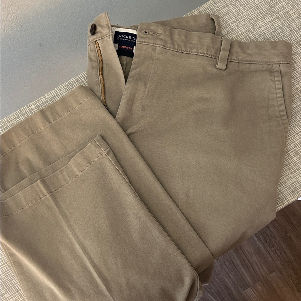 Dockers Men's Khaki Chinos